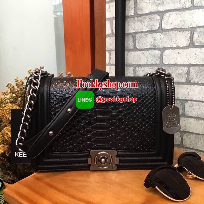 สินค้าขายดี มากี่รอบๆ ก้อหมดเกลี้ยง ทางร้าน ได้กระเป๋า จากแบรนด์ KEEP ทรงเดียวกับ Chanel boy เลย รุ่น KEEP shoulder Luxury small chain bag สวย หรู เท่ มากๆ เลยน๊า กระเป๋าอยู่ทรง ลายหนังจรเข้ สวยงามมากคะ สายโซ่ มีที่รองไหล่ สะพายสบายคะ สายปรับ สั้น ยาวได้ค