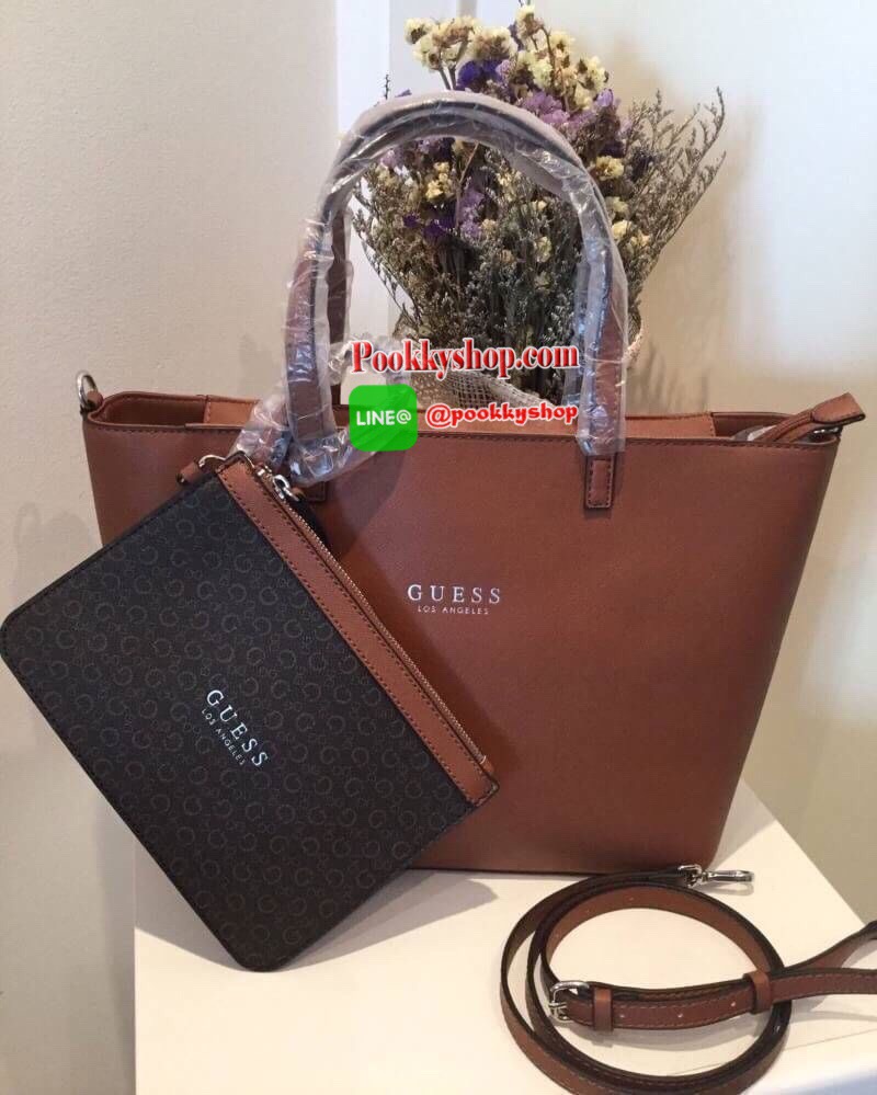 พร้อมถุงผ้าแบรนด์ GUESS BAG กระเป๋าสะพายทรง Tote จาก GUESS วัสดุหนัง Saffiano คุณภาพดี น้ำหนักเบา ด้านหน้าปั้มโลโก้แบรนด์สุดหรู รุ่นนี้มาพร้อมกระเป๋าใบเล็กสำหรับใส่ของ ถอดแยกใช้ได้ อะไหล่เงิน เปิดปิดกระเป๋าด้วยซิปสะดวกใช้ ด้านในโล่งกว้าง มีช่องเล็กสำหรับใ