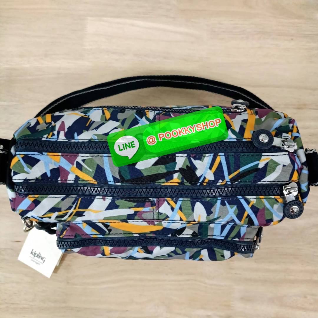 KIPLING RETH CROSSBODY BAG วัสดุ Nylon+polyester กระเป๋าสะพายข้างหรือ สะพาย Crossbody ได้ เปิด-ปิด ด้วยซิปปั๊มแบรนด์ที่หางซิป พร้อมช่องช่องหน้าแยกใส่ของใช้เล็กๆ น้อยๆ ได้ ช่องหลัก 2 ช่อง ด้านในโล่งกว้าง สามารถจุสัมภาระได้เยอะ มีช่องซิปด้านในและสายคล้องพวง