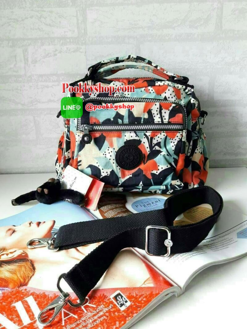 พร้อมส่ง Kipling Shoulder Bag k15828 รุ่นMulti funtion ที่สาวๆรอคอย!!! เพราะใบนี้สามารถปรับการใช้งานได้หลายเเบบทั้งสะพายข้างได้ แบบครอสบอดี้ได้ หรือรวบสายเก็บปรับเป็นถือก็ยังได้ ผลิตจากวัสดุผ้าไนล่อนเมทาลิคอย่างดี กันน้ำระดับนึงเลยค่ะ ️ด้านหน้ามีช่องซิปถึ