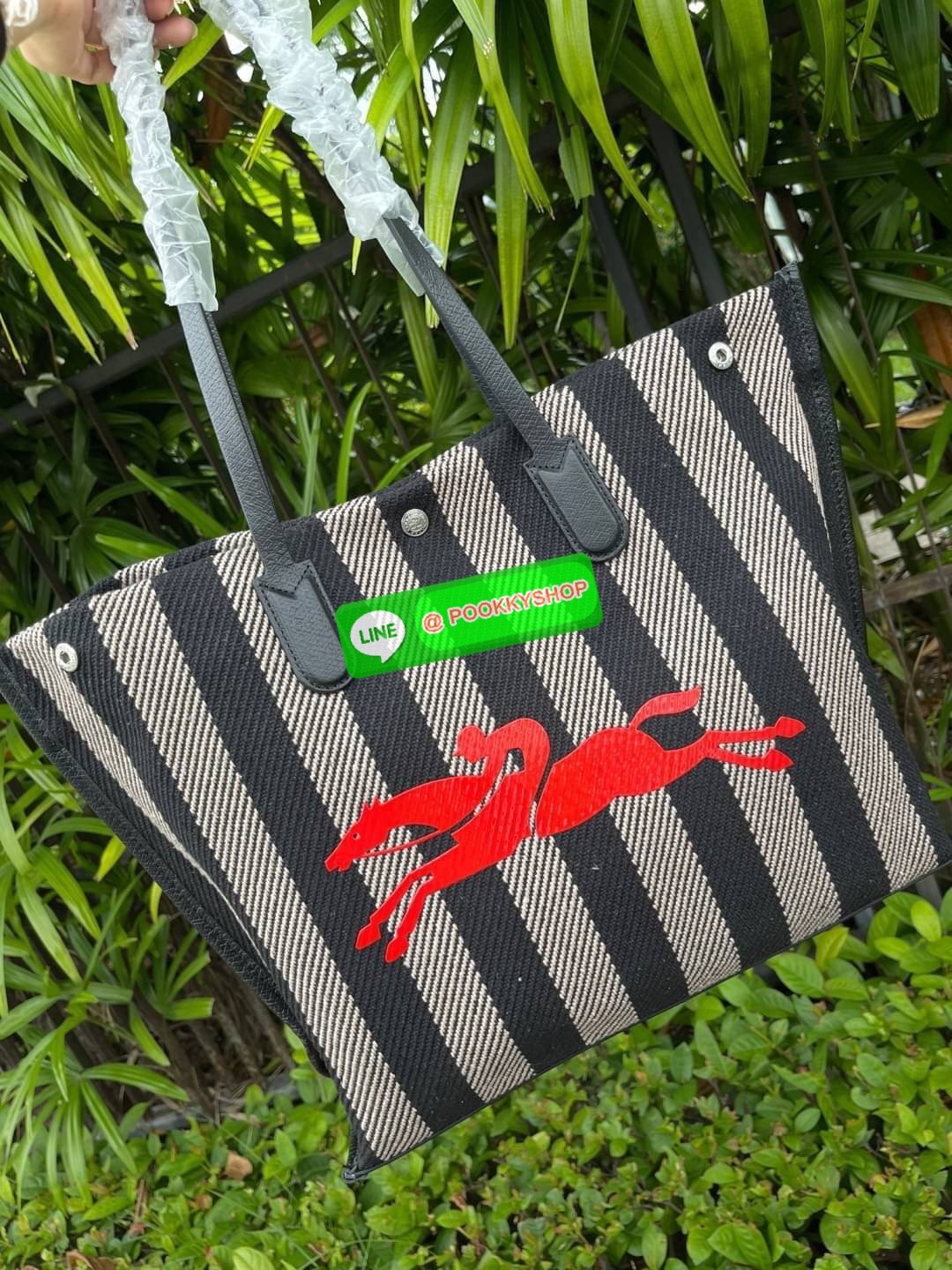 💕 Longchamp Essential Stripes shoulder bag อีกหนึ่งคอลเลคชั่นสำหรับใครที่ต้องการกระเป๋าแบบใช้งานได้ในหลาย ๆ โอกาส การเลือกกระเป๋าขนาดเล็กย่อมไม่สะดวกและไม่ครอบคลุมต่อการใช้สอยอย่างแน่นอน Longchamp รุ่นนี้สามารถตอบโจทย์ ในการใช้งานที่หลากหลายขึ้น เ