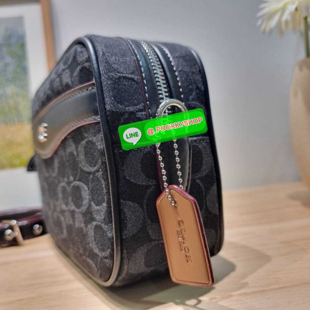 COACH CE744 CAMERA BAG IN SIGNATURE DENIM 🔆 Details สวยคลาสสิค ดูแพงเกินเรื่อง กับกระเป๋าสะพายข้างรูปทรง camera ที่มีความโดดเด่น ดีไซน์ออกมาให้ใช้งานสะดวกมากๆ ด้านหน้าจะมีช่องใส่ของจุกจิก ใส่บัตรหรือธนบัตรได้ ช่องหลักเปิด-ปิดด้วยซิป ภายในโล่งกว้าง