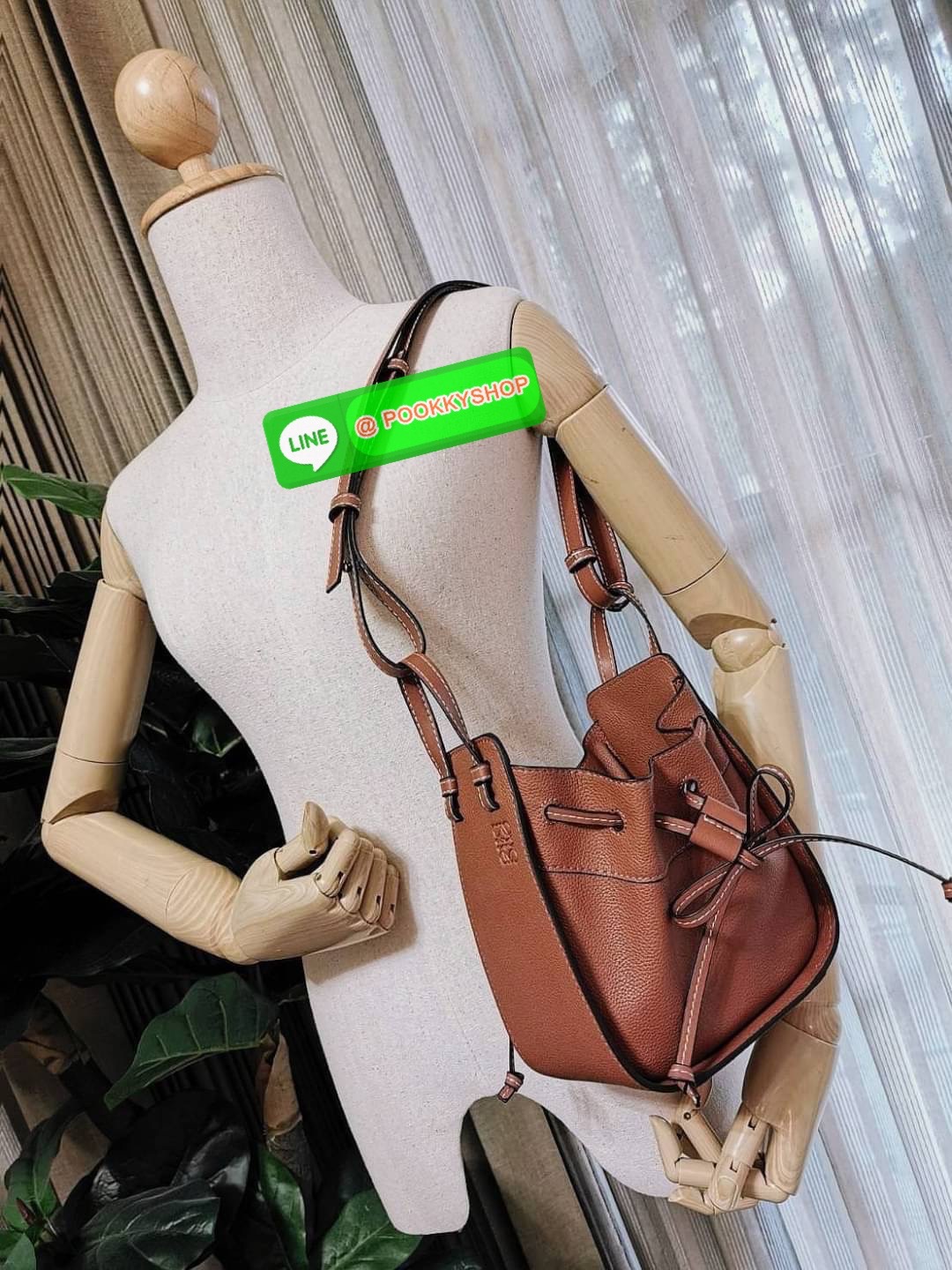 ✴️ห้ามพลาด!✴️LOEWE HANDLE & SHOULDER BAG GIFT WITH PURCHASE (GWP) กระเป๋าถือหรือสะพายหนังแท้พรีเมี่ยมกิ๊ฟ Limited จาก LOEWE PERFUME DUTYFREE รุ่น Rare items สุดๆวัสดุหนังแท้ Calfskin หนังสวยดีไซน์คงเอกลักษณ์แบรนด์ สามารถปรับใช้ได้หลายทรงด้าน