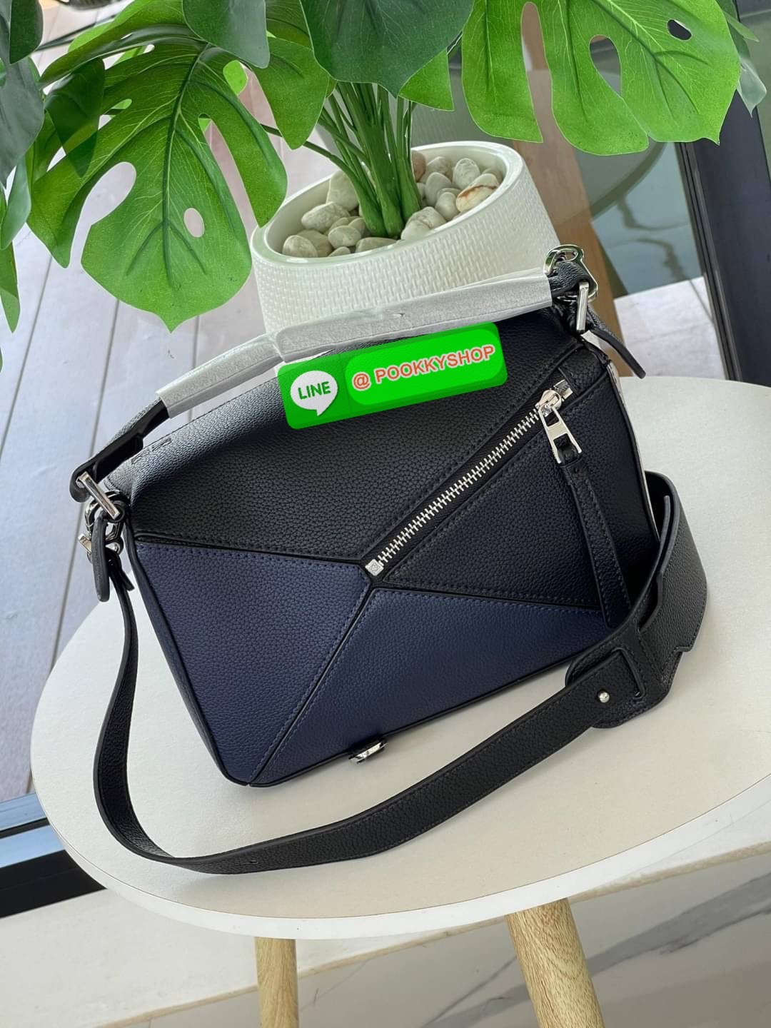Loewe Puzzle Bag In Classic กระเป๋าทรง Puzzle นี้ออกแบบโดย Jonathan Anderson โดยได้รับแรงบันดาลใจในการออกแบบมาจากรูปทรงของลูกรักบี้ ดังนั้น จึงจะเห็นได้ว่าการตัดเย็บและรูปทรงของกระเป๋านั้นคล้ายคลึงกับลูกรักบี้ รูปทรงดูมินิมอลไม่ทิ้งคอนเซ็ปต์ของแบรนด์ สามา