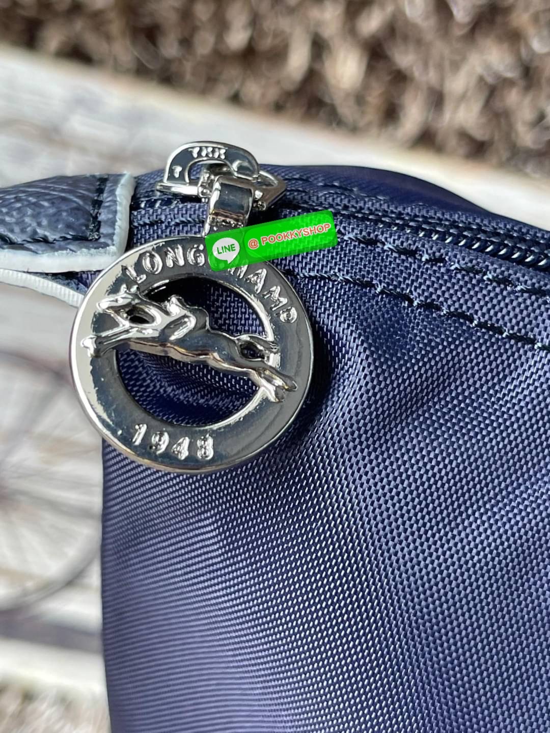 💕LONGCHAMP LE PLIAGE TRES PARIS SHOULDER BAG กระเป๋าโท้ทใบนี้ดึงดูดใจคุณด้วยรูปทรงมินิมอลและปริมาตรที่เพียงพอซึ่งสามารถเก็บเอกสารหรือแล็ปท็อปทั้งหมดของคุณได้อย่างง่ายดาย สายคล้องไหล่มีความยาวช่วยให้คุณสะพายได้อย่างสบาย ขณะที่การปิดด้วยซิปช่วยให้มั