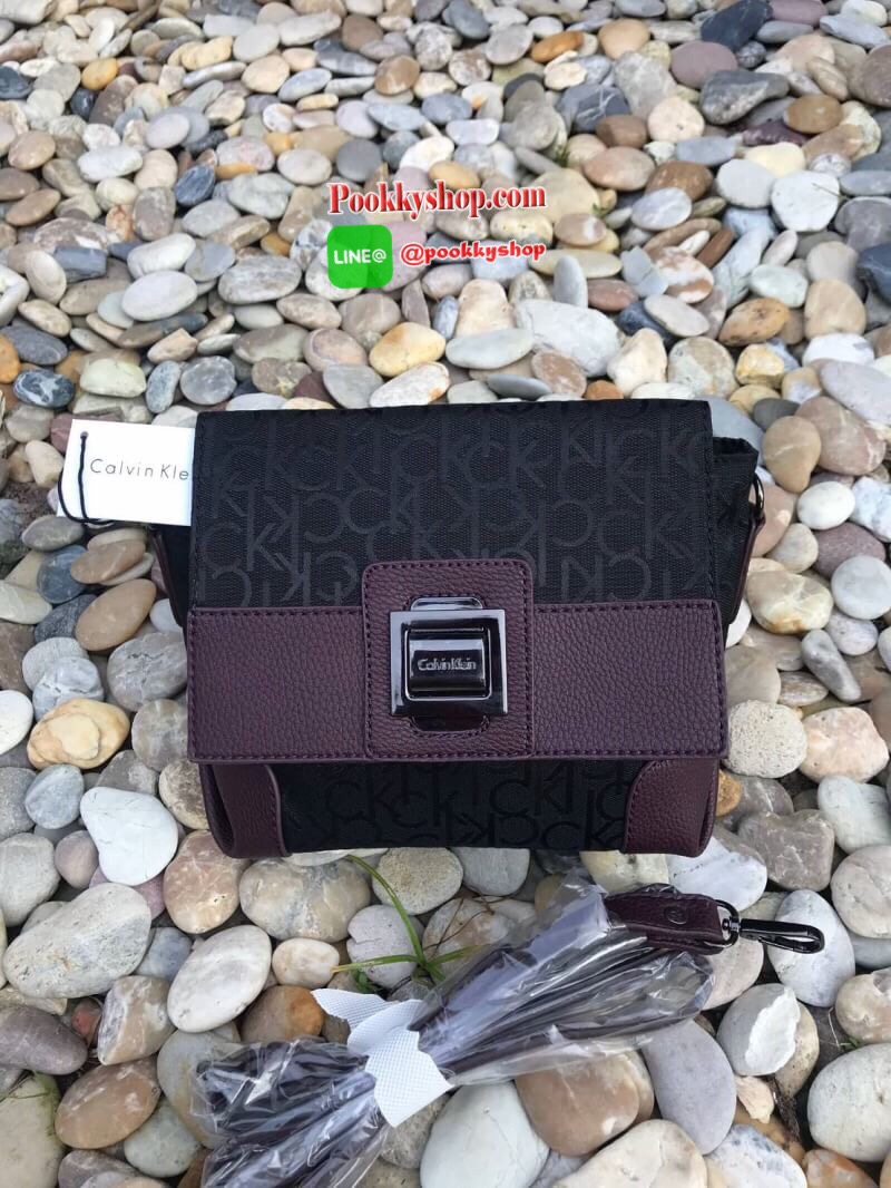 Calvin Klein Crossbody Bag กระเป๋าถือทรงโดมหรือจะสะพายข้างเป็นทรงCrossbodyก็ได้ วัสดุ Polyester+Canvas มีsignature ทั้งด้านในและด้านนอก ขอบบุหนังเพื่อการใช้งานที่ดี เปิดปิดด้วยกระดุมแม่เหล็ก ภายในกว้าง ใส่มินิไอแพคกระเป๋าสตางค์ทรงยาวได้ มีช่องซิปและช่องเล