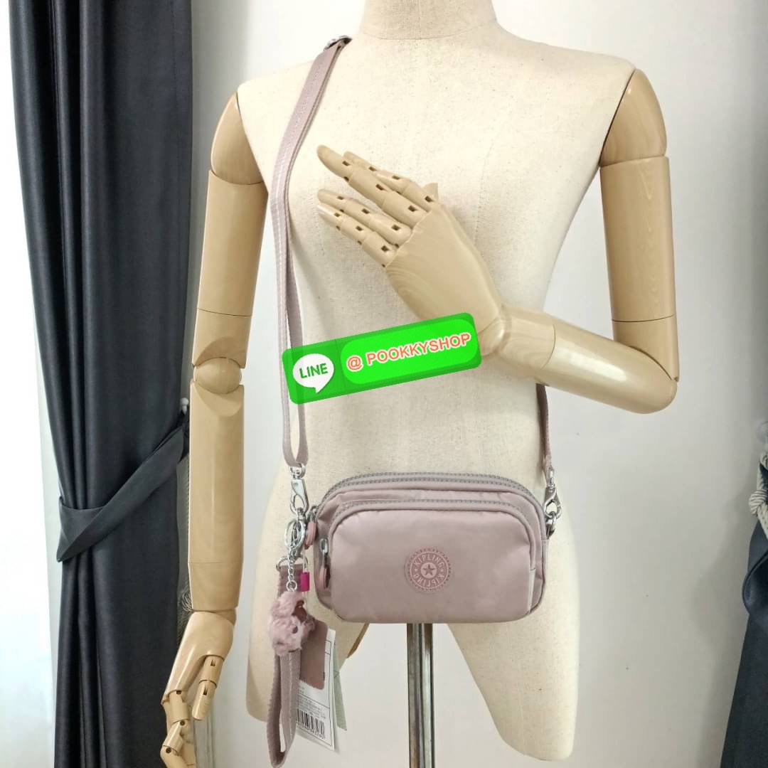 KIPLING Monkey program Seoul up clutch & sling bag รุ่น 2 ซิป (ขนาด 7 นิ้ว) กระเป๋าคล้องมือ หรือ สะพายข้าง ขนาดเล็ก วัสดุ Nylon & Polyester 100% ใช้งานได้ 2 รูปแบบ มีสายสลับเปลี่ยนได้ทั้งแบบคล้องมือ และ สะพายข้าง ตามโอกาสการใช้งาน