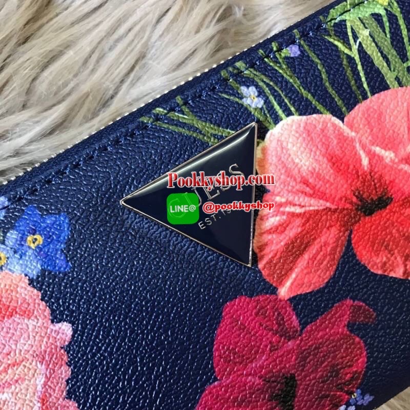 GUESS ABREE PRINTED ZIP-AROUND WALLET กระเป๋าสตางค์ใบยาวด้านหน้าประดับโลโก้แบรนด์นูนสามเหลี่ยม เปิดปิดด้วยซิป ภายในมีช่องใส่บัตร ช่องใส่ธนบัตร มีช่องซิปใส่เหรียญ และมีช่องยาวสามารถใส่บุ๊คแบงค์ได้ค่ะ