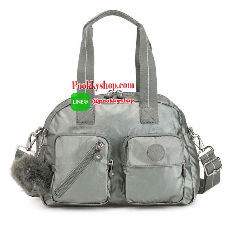 Kipling Women’s Defea Top-Handle Bag กระเป๋าถือหรือสะพายทรงตั้งสวย มีช่องใส่ของแยกเป็นสัดส่วนทั้งด้านในและนอก มีสายสะพายถอดและปรับความยาวได้ฟรีไซส์ มาพร้อมพวงกุญแจลิง น่าใช้คุ้มค่ามากๆจ้า