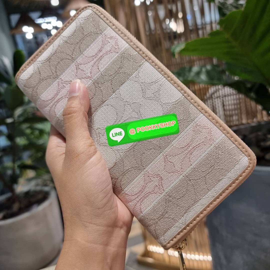 COACH C8313 LONG ZIP AROUND WALLET WITH SIGNATURE JACQUARD WITH STRIPES พร้อมเสิร์ฟความเลิศหรู ใหม่ล่าสุด กระเป๋าสตางค์ใบยาวกึ่งคล้องมือ ดีไซน์ผู้ดี๊ผู้ดี รุ่นขายดี ถือใช้คือขับผิวสุด!! วัสดุผ้า jacquard ลวดลายดูแพง มาพร้อมสายคล้องมือ ถอดออกได้ ภายในใส่บั