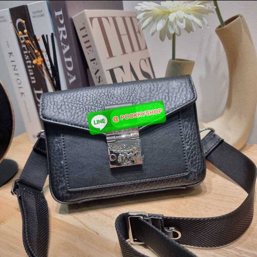 MCM SMALL MILLIE CROSSBODY IN VISETOAS กลับมาแน่นๆกับไอเท็มสุดฮิต!! ดาราเซเลปใช้กันเพียบ กระเป๋าสะพายข้าง ดีไซน์กึ่งสปอร์ต แต่แฝงความหรูในตัว ใช้งานง่ายด้วยขนาดที่พอเหมาะ และสายสะพายสปอร์ตที่สะพายคาดได้สะดวก จะสะพายข้าง สะพายแบบคาดอก ก็ดูดีไปหมด เปิด-ปิดด