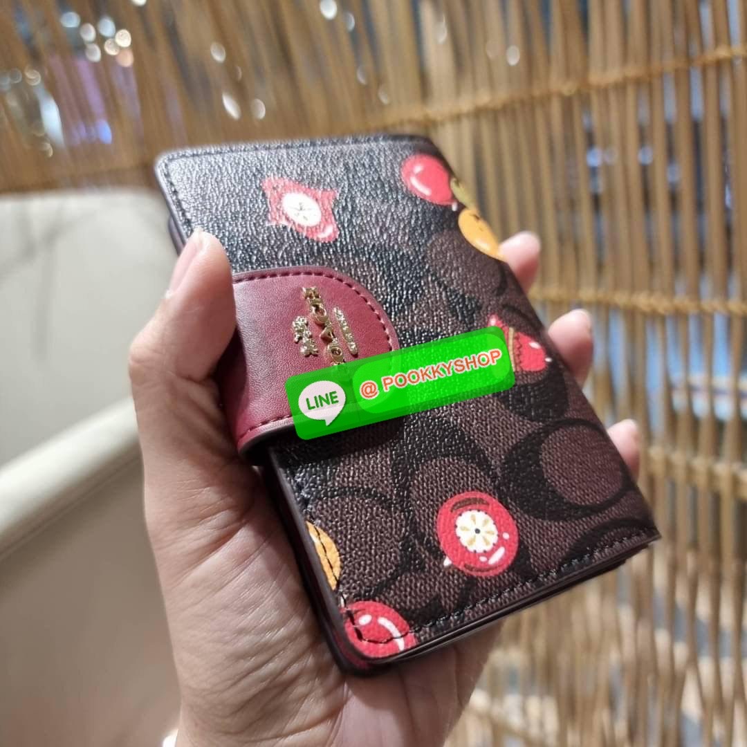 COACH C7413 MEDIUM CORNER ZIP WALLET WITH ORNAMENT PRINT คอลเลคชั่นใหม่ กระเป๋าสตางค์ใบกลาง ดีไซน์ใหม่ สุดหรู คละลายพริ้นท์เต็มใบ น่าใช้ไปอีก วัสดุหนังแคนวาสเคลือบลาย ภายในมีช่องใส่บัตร ใส่ธนบัตรได้ครบ และมีช่องซิปแยก ใบจริงสวยมากๆ แนะนำจ้า ราคาสุดคุ้มครบ