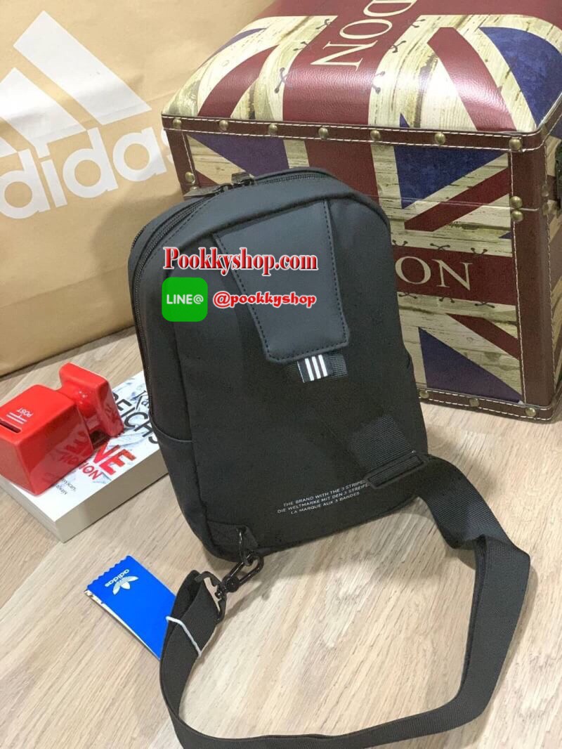 Adidas Originals 3D Mini Airline Waist Bag กระเป๋าสะพายสไตล์สปอร์ตทรงคาดอกรุ่นใหม่ดีไซน์สุดฮิตสไตล์ ISSEY MIYAKE เปิดปิดด้วยซิปคู่ปั้มโลโก้แบรนด์ ภายในสกรีนโลโก้ ช่องกว้างมีช่องใส่มินิไอแพค ใส่กระเป๋าสตางค์ยาวได้ ผลิตจากวัสดุที่โปร่ง ป้องกันการอับชื้นได้ด