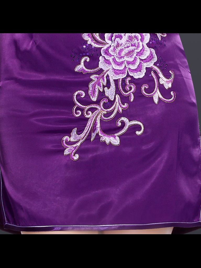 ชุดกี่เพ้าสั้น สวยหรูสีม่วง งานเนี๊ยบ ประณีต พร้อมลายปักดอก ที่ปราณีตบรรจง เหมาะสำหรับออกงาน ต่างๆ ตัวผ้าเป็นผ้าไหม แบบจีน เนื้อมันในตัวไสตล์ผ้าไหม สวยหรู ดูใีระดับมากๆ คะ สินค้าจริง เหมือนในภาพตัวอย่าง 100%
