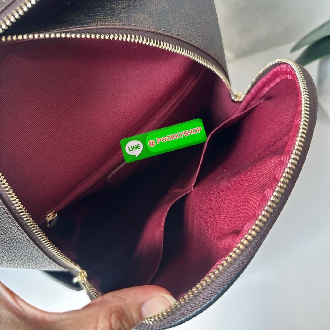 Coach Court Backpack In Signature Canvas 🔖กระเป๋าเป้สะพายหลัง ขนาดกำลังดี สะพายได้ทุกโอกาส 🔖วัสดุ : หนังแคนวาส ตัดหนังแท้ 🔖เปิด-ปิดแบบซิป ด้านในมีกระเป๋าซิปและกระเป๋าอเนกประสงค์ ปิดด้วยซิปคู่ มีซับในผ้า มีช่องซิปด้านนอก 🔖สา