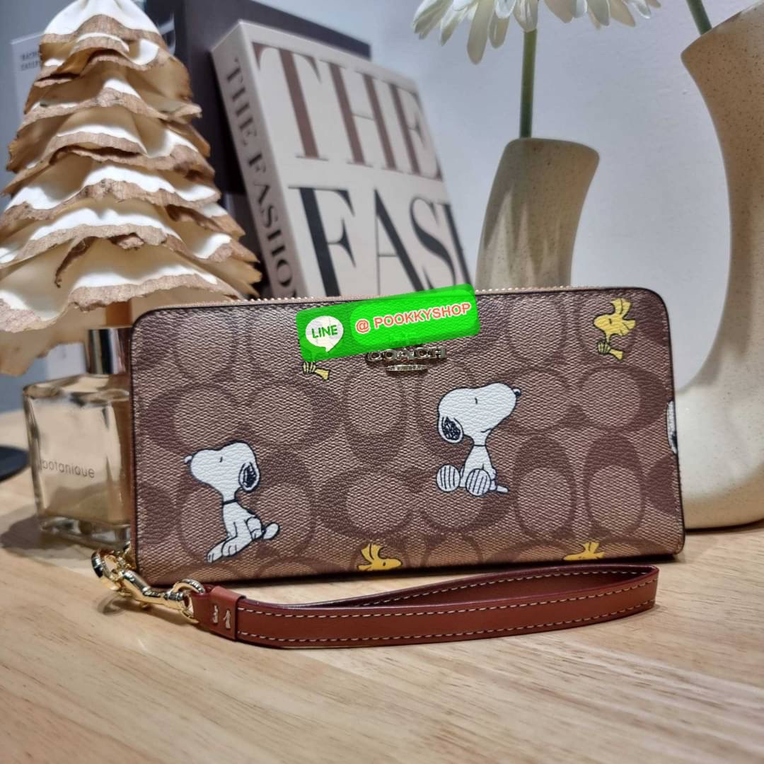 COACH CE705 COACH × PEANUTS LONG ZIP AROUND WALLET IN SIGNATURE CANVAS WITH SNOOPY WOODSTOCK PRINT ใหม่ล่าสุด กับกระเป๋าสตางค์ใบยาวกึ่งคล้องมือ สวยดูแพง ดีไซน์เหล่าการ์ตูนยอดฮิต คลาสสิคไม่มีเอาท์ วัสดุหนังแคนวาสเคลือบผิว ดูแลรักษาง่าย มาพร้อมสายคล้องมือ ถ