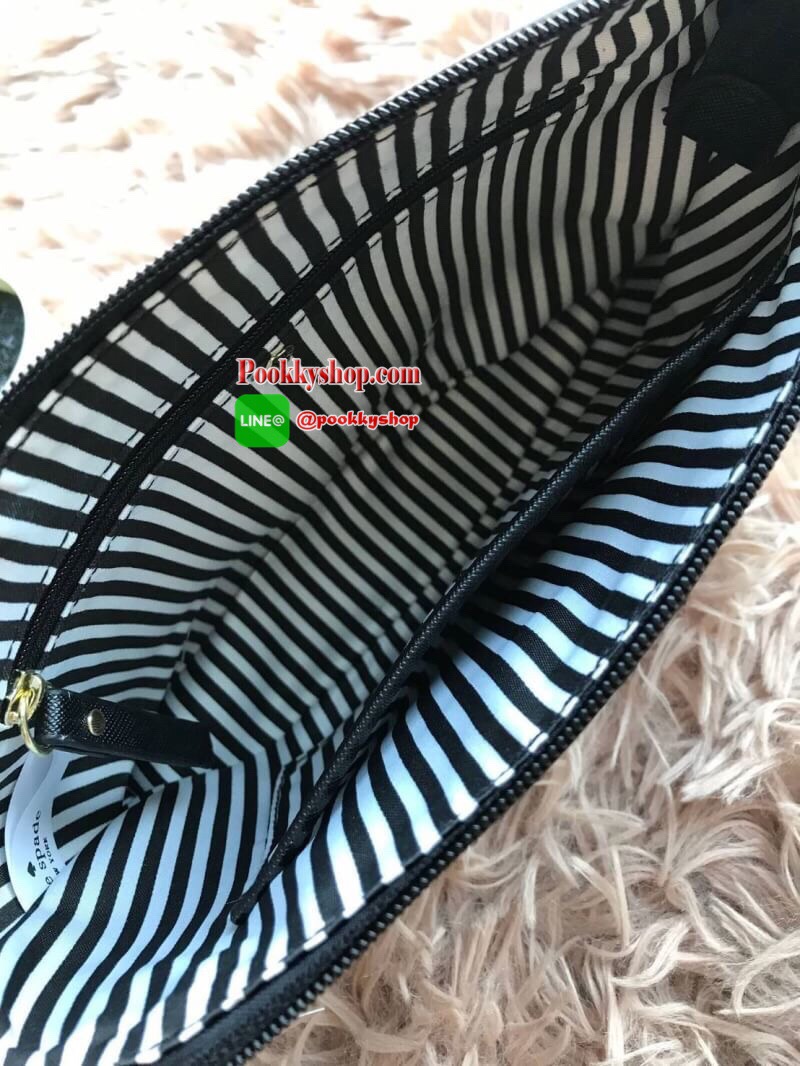 Kate Spade New York Greta Court Ramey Gritter Crossbody Bag กระเป๋าสะพายที่มีดีเทลเป็นกริชเตอร์วิ้งที่ก้นกระเป๋า ด้านบนหนังsaffiano เปิดปิดด้วยซิปเดียวด้านบน ภายในใส่กระเป๋าสตางค์ยาว มินิไอแพคได้ สายสะพายยาว118cmปรับไม่ได้ ขนาดกำลังดีสวยน่าใช้เลยคร้า!!