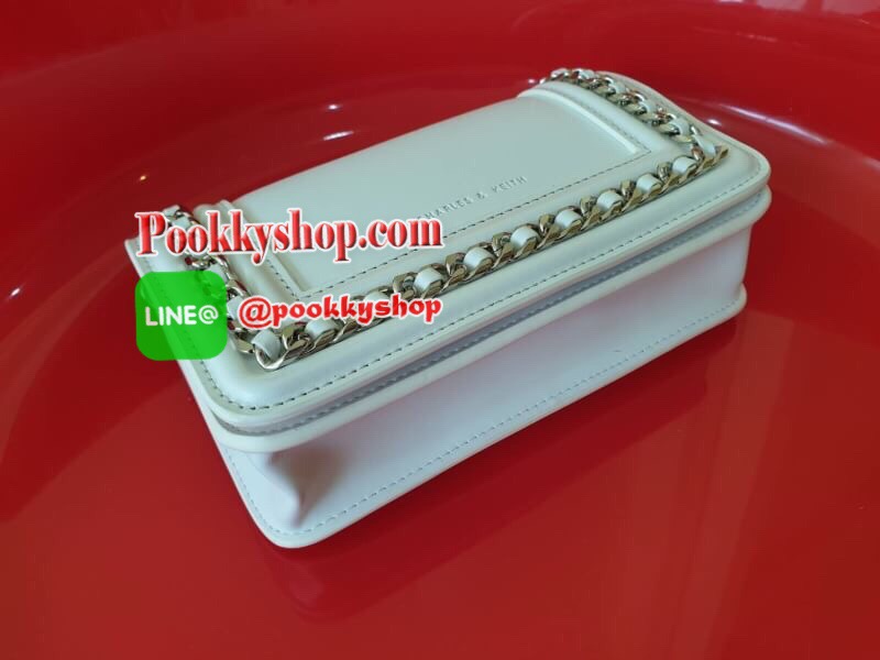 Charles&Keith Chain Rimmed Clutch กระเป๋าสะพายรุ่นใหม่!!ทรงcrossbodyหรือถอดสายถือเป็นทรงคลัชท์ได้ มีดีเทลโซ่ร้อยหนังรอบใบ เปิดปิดด้วยกระดุมแม่เหล็กใช้งานง่าย ภายในมีช่องซิป ช่องเสียบบัตรและช่องใหญ่ใส่ตระกูลพลัสได้ แยกเป็นสัดส่วน มาพร้อมสายสะพายแบบโซ่ต่อหน