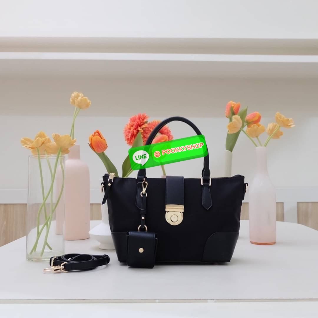 คอลเลคชั่นใหม่ รุ่นขายดี KEEP ‘ Phony bag ‘ อีกรุ่นที่ ถูกถามเข้ามาเยอะที่สุด เป็นกระเป๋า size กลางๆที่ ดีไซน์ให้ออกมาเรียบ หรู หยิบมาใช้งานได้ในทุกๆ วัน