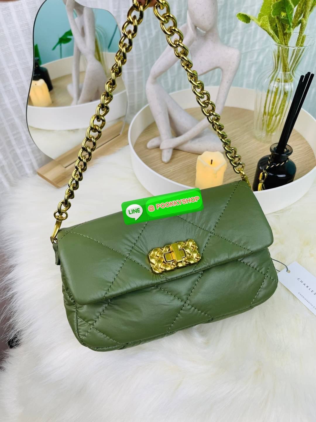 Charles & Keith Puffy Metallic Turn-Lock Crossbody Bag กระเป๋าใบมินิสีสันสดใส สะพายได้หลายแบบ เพิ่มความสดใสให้กับลุคของคุณด้วยกระเป๋าสะพายข้างทรงคลาสสิก มีสายคล้องแขนถอดสายได้ เปิดปิดแบบตัวหมุนล็อก ใส่ iPhone pro max ได้พร้อมกระเป๋าเงินใบเล็ก กุญแจรถ เป็น