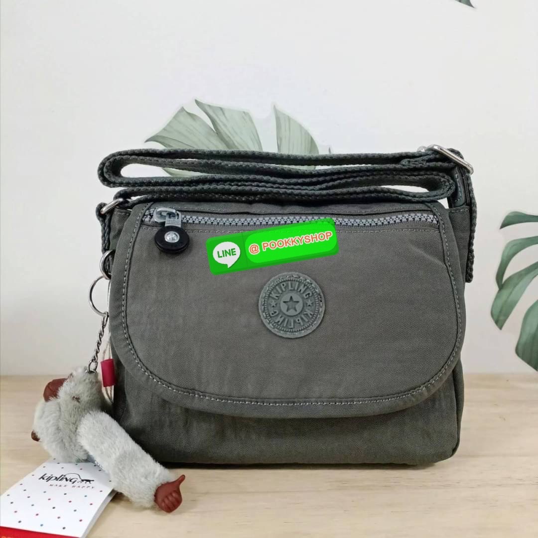 KIPLING SABIAN CROSSBODY MINI BAG กระเป๋าสะพายข้าง วัสดุ Nylon & Polyester 100% ขนาดเล็กกำลังน่ารัก เปิด-ปิดด้วยฝาปิดกระดุมแม่เหล็กและซิปแบรนด์ ด้านในทีแท็กแบรนด์