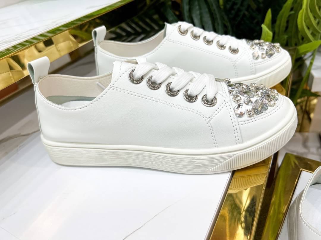 𝙉𝙀𝙒 𝙉𝙀𝙒 ‼️ ____________________$ รองเท้าผ้าใบสไตล์เกาหลีสีขาวความเก๋ของรุ่นนี้ตรงด้านหน้าติดเพชรระยิบระยับที่สุดเล่นไฟมาก รุ่นนี้ใส่แมทช์กับชุดไหนก็เริ่ดรองเท้านิ่มใส่สบายผ้าใบที่ไม่ธรรมดา สาวๆจะพลาดไม่ได้น๊