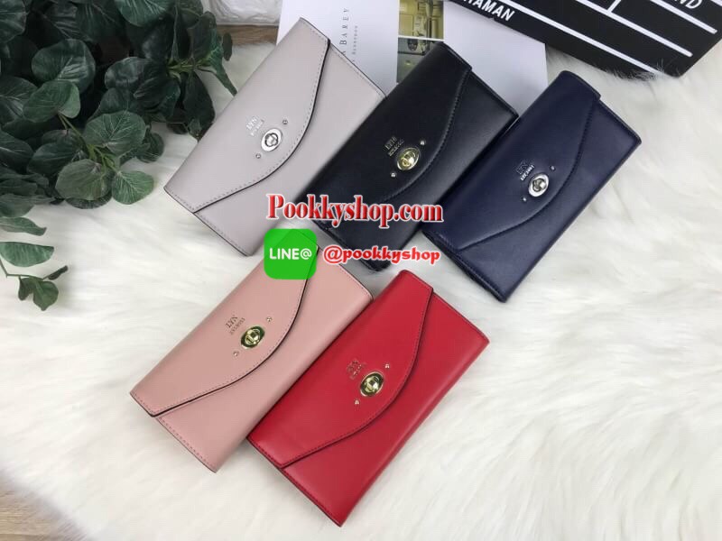 LYN AMOUR LONG WALLET กระเป๋าเงินใบยาวหนังเรียบ ปั๊มโลโก้แบรนด์ เปิดปิดแบบหมุนล็อก ด้านหลังใส่บัตรได้ ด้านในมีช่องซิปใส่เหรียญและช่องใส่บัตร พร้อมช่องธนบัตรตามยาว เป็นอีกรุ่นที่สวยน่าครอบครองค่า มีหลายสีมากๆ *มีถุงผ้า, ป้ายแท็ค*