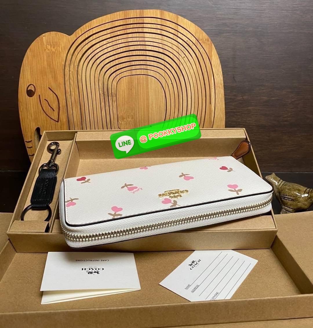 COACH ACCORDION ZIP WALLET IN SIGNATURE CANVAS กระเป๋าสตางค์ใบยาว ซิปรอบ ใช้งานง่าย ด้วยฟังค์ชั้น ด้านใน ใส่บัตรได้จุใจ มีช่องซิปใส่เหรียญตรงกลาง โดนใจหลายๆคนไปเรียบร้อยและคลาสสิค เรียบหรูดูแพงตลอดกาล ยกให้รุ่นนี้เลย