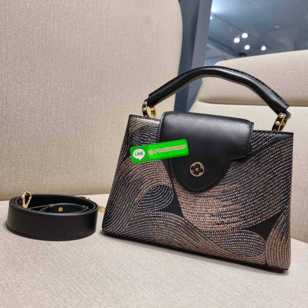 NEW IN!! LV capucines top handle วีไอพีพรีเมี่ยมกิ๊ฟจากเคาน์เตอร์ ที่สุดของความสวยในราคาเบาๆ กระเป๋าถือสุดหรู ดีไซน์ทรงคลาสสิค พร้อมลวดลายหรูหรา มาพร้อมหูจับในตัว ด้วยรูปทรงวินเทจและวัสดุหนังแท้ ขับผิว ทำให้ไอเท็มนี้สะกดทุกสายตาจริงๆ และยังมีลูกเล่นที่ฝาป