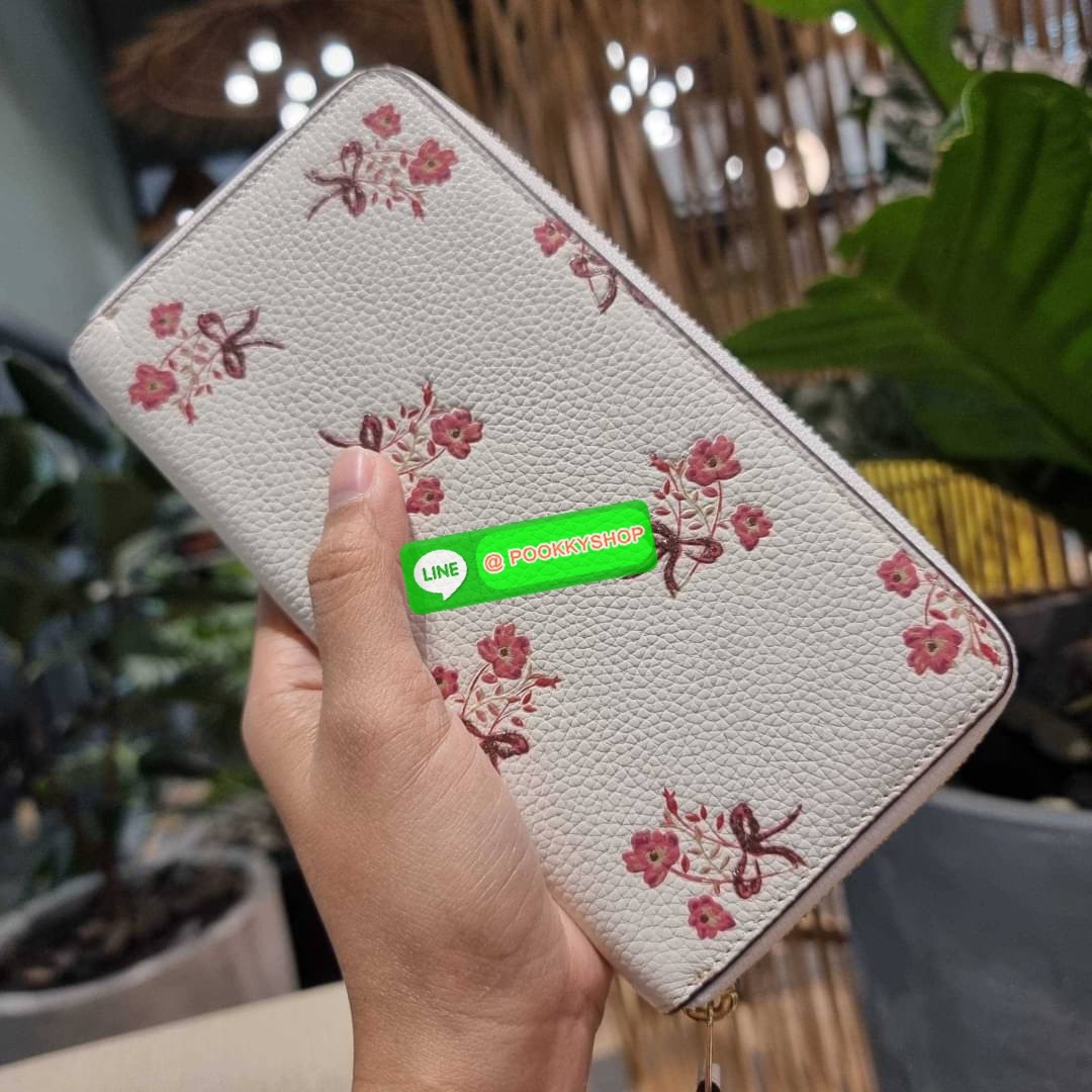 COACH 28444 ACCORDION ZIP WALLET WITH FLORAL BOW PRINT กระเป๋าสตางค์ใบยาว ลวดลายดอกไม้สุดฮิต คอลเลคชั่นที่ขายดีขายได้ตลอดกาล วัสดุหนัง pepble สวยคม เปิด-ปิดด้วยซิปรอบ รูดใช้งานง่าย ใส่มือถือได้ ใส่บัตร ใส่ธนบัตรได้สบายๆ สวยเกินราคาแบบนี้ สาวๆห้ามพลาดน้า!!