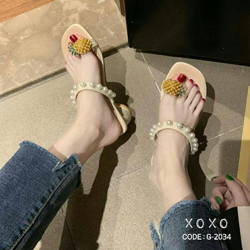 สินค้าพร้อมส่ง แตะสวมมีส้นเล็กน้อย งานใส่สบาย ส้นทรงสวย วัสดุหนัง PU สวมนิ้วโป้ง อะไหล่ทรงรูปสับปะรด สวย เก๋ เด่น คาดทับแต่งคาดไข่มุกด้านบน อีกชั้น สวยงาม สวมใส่แมทส์ชุดง่าย น้ำหนักเบา