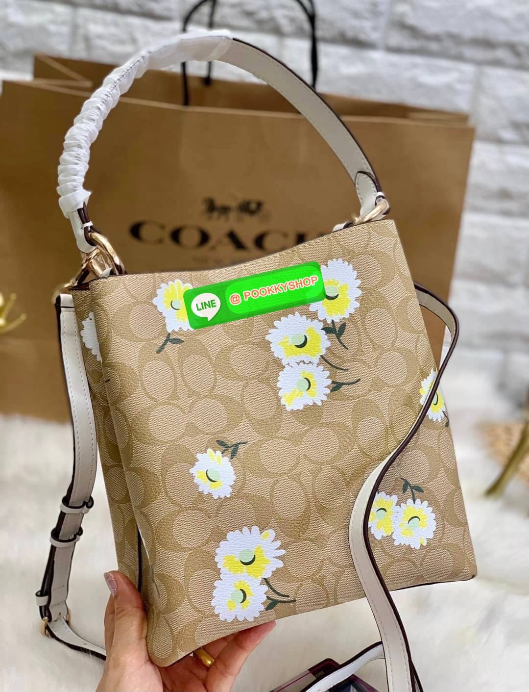 COACH Small Town Bucket Bag In Signature Canvas With Daisy Print ((C3411)) พร้อมส่งที่ไทย ห้ามพลาดค่ะ! กระเป๋าทรงถังสุดฮิต หนังแท้สวย 🌸จุดเด่นของรุ่นคือ print ลายดอก Daisy สวยมาแรงมากตอนนี้ค่ะ! ช่องกระเป๋ามี2ช่องหลักแบบกระดุมแม่เหล็ก ภายในช่องกว้า