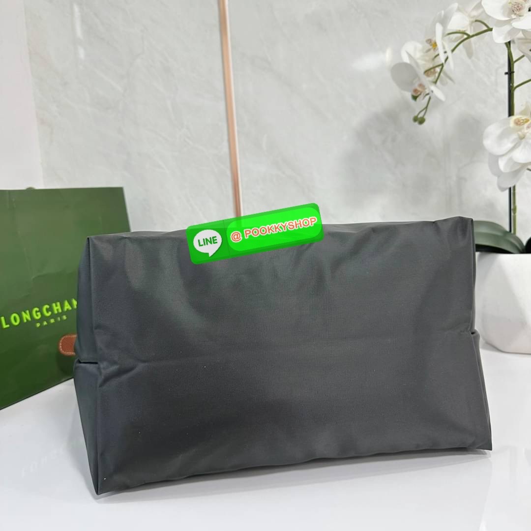 LONHGCHAMP LE PLIAGE ORIGINAL L TOTE BAG 🔖กระเป๋าสะพายไหล่ Le pliage ใบใหญ่ เรียบง่ายจุของได้เยอะ สามารถเก็บเอกสารหรือแล็ปท็อปได้คะ 🔖วัสดุ:ไนลอนเคลือบ 🔖เปิด-ปิดด้วยซิป ภายในกว้าง มีช่องลับแยกคะ 🔖สามารถพับเก็บได้พกพาสะดวกคะ