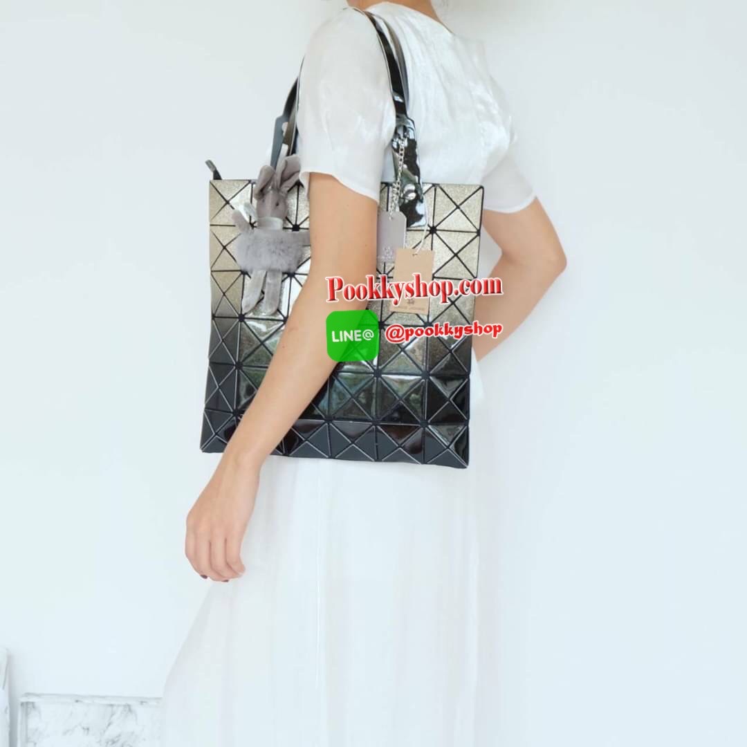 สีใหม่ ห้ามพลาดเลยค่า ทรงสุดฮิตจากแบรนด์ David Jones รุ่น Candy color ใบนี้ มาพร้อมกับน้องกระต่าย สีเข้า set กับกระเป๋าคะ กระเป๋า ทรง Tote ตัวกระเป๋าเย็บติด ด้วยแผ่นอคิลิค ตัดขอบลายวิ้งๆ สุดหรู ดีไซน์เกร๋ จุดเด่นที่ น้ำหนักเบา สามารถ ถือ หรือ สะพายไหล่ได้