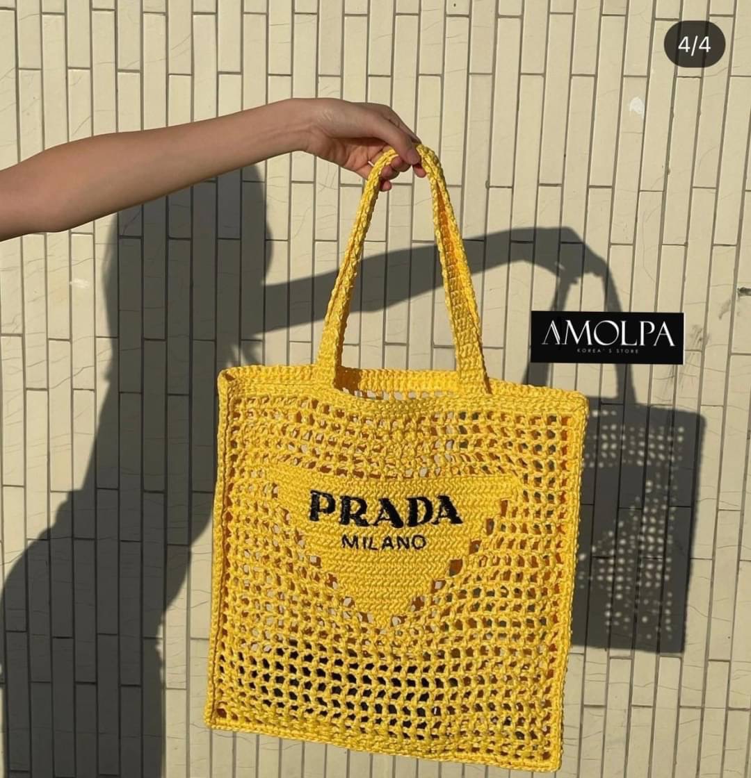 รอบ 2 มาค๊า ใครไม่มีไม่ได้ล๊าววววน๊า เก็บทุกสียังไม่ผิดหวังงงน๊า PRADA RAFFIA TOTE BAG…… ❤️NEW ACCESSORIES BY AMOLPA❤️ BRAND : PRADA Detail - มาต่อที่ ACCESSORIES PRADA RAFFIA TOTE BAG ปังมากกก!!! Prada เอาใจสาวๆ สายแฟ…. งานให้ฟิลล์ลิ่งแฮนด์