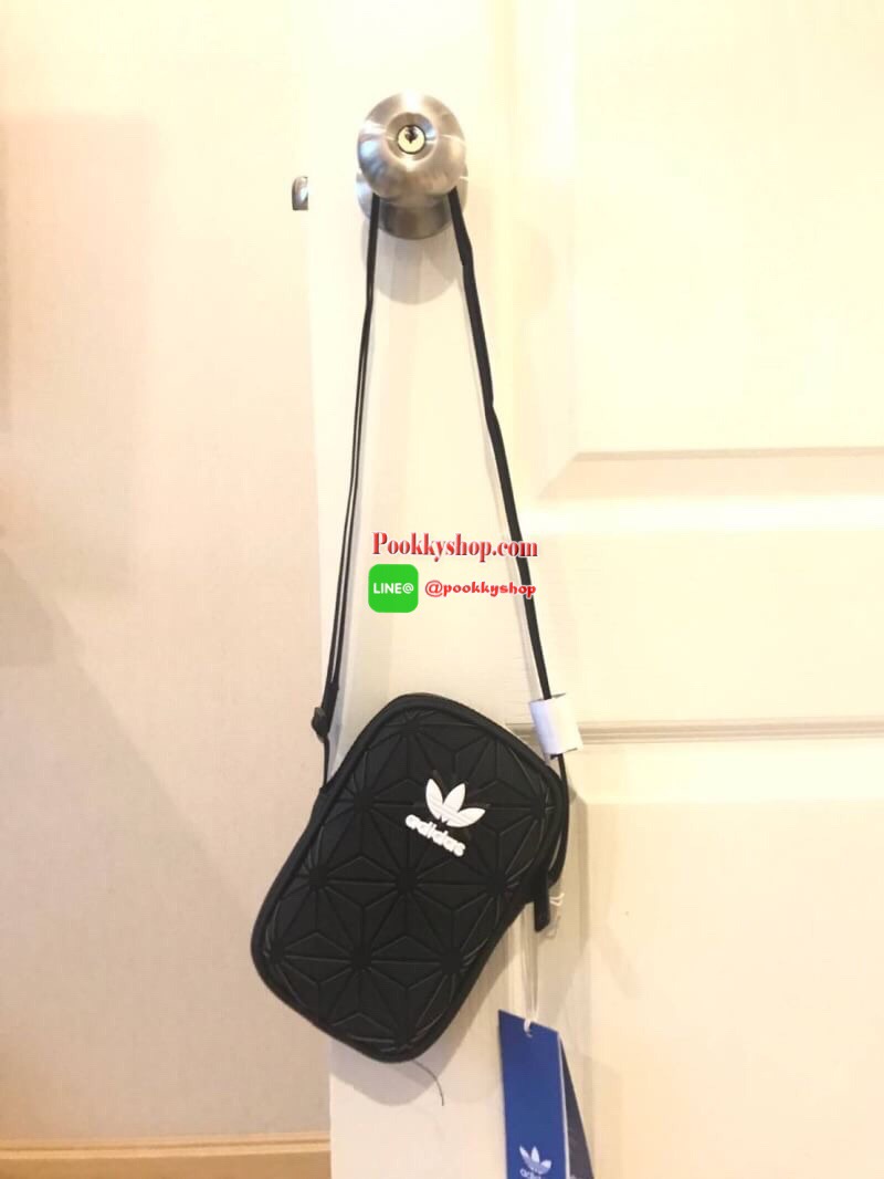 Adidas 3d airliner mini shoulder bag กระเป๋าสะพายรุ่นใหม่ขนาดมินิ สไตล์ ISSEY MIYAKE ใช้ได้ทั้งชายและหญิง ขนน้ำหนักเบา ด้านหน้าประดับโลโก้แบรนด์ตัวนูน เปิดปิดด้วยซิป้ดียวใช้งายง่าย ใช้อะไหล่ปั้มแบรนด์สวยดูดี สายสะพายปรับได้ Freesize ภายในมีป้ายแบรนด์ ใส่ม