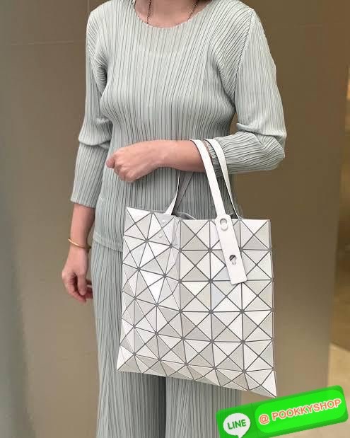 BAOBAO ISSEY MIYAKE QUATRO กระเป๋าไอคอนิกที่ไม่เคยตกเทรนด์! เรียบหรู แต่มีดีไซน์สะดุดตา โครงสร้างสามเหลี่ยมเอกลักษณ์เฉพาะของแบรนด์ ด้านในบุผ้า มีช่องซิปสำหรับเก็บของ น้ำหนักเบา สะพายสบาย ใส่ของได้เยอะมาก