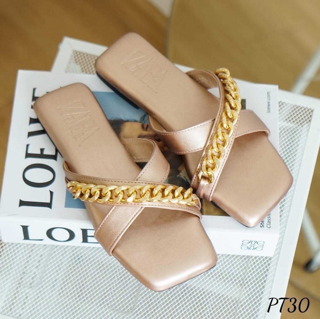 พร้อมส่ง แบบเข้าใหม่ค๊า รองเท้าทรงสวมหน้าไขว้ แต่งโซ่ทอง งานสวยมากกกก เก็บทรงดี หนังนิ่ม ใส่ง่าย เดินสบาย แมตกับเสื้อผ้าได้ทุกชุด งานพื้นเสริมฟองน้ำหนา ทำให้เวลาใส่นุ่มนิ่มมากกกก ร้านการันตีเลยว่า คู่นี้ เป็นรองเท้าที่ สวย นุ่ม ใส่สบายที่สุดค๊า