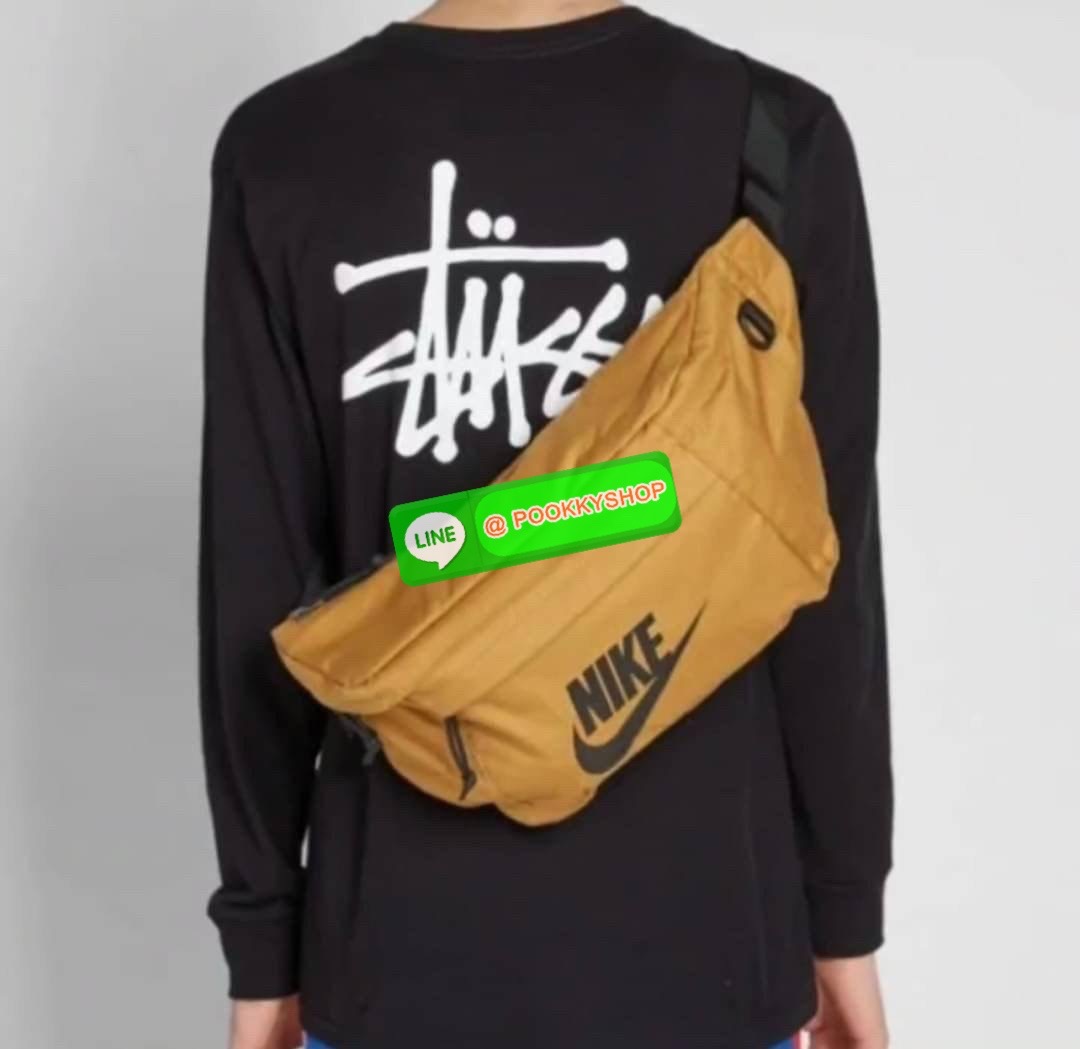 💕Nike Tech hip pack กระเป๋าคาดเอว Nike Tech รุ่นใหม่ชนช้อป!! ให้คุณหยิบใช้อุปกรณ์กีฬาและพกพาได้อย่างง่ายดาย พร้อมโดดเด่นด้วยกระเป๋าซิป 2 จุดสำหรับเก็บสิ่งของ และสายกระเป๋าแบบปรับได้เพื่อให้แนบกับลำตัว ใช้งานได้คล้องตัว ใส่ของได้จุสมใจเลยคร้า