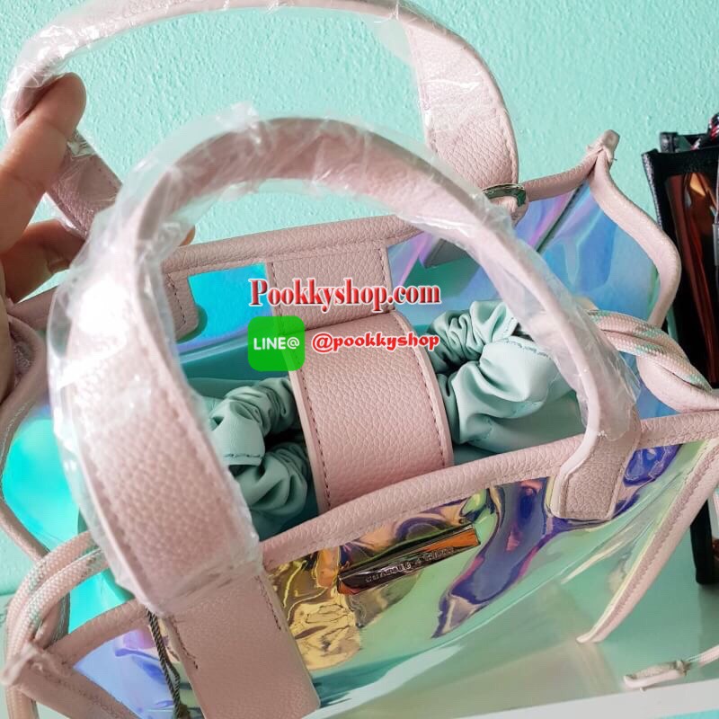 CharlesKeith women neon Color Laser letter transparent handbag CK2-20780531 รุ่นใหม่ชนช้อป สีสันสดใส ดีไซน์แนวใหม่จากแบรนด์ charles&keith วัสดุ pvc ผสมหนัง mix กันได้อย่างลงตัว รุ่นนี้มีทั้งหมด 2 ใบ ใบสั้นและกระเป๋าหูรูดด้านใน งานจริงสวยมว๊ากๆๆ บอกได้คำเด