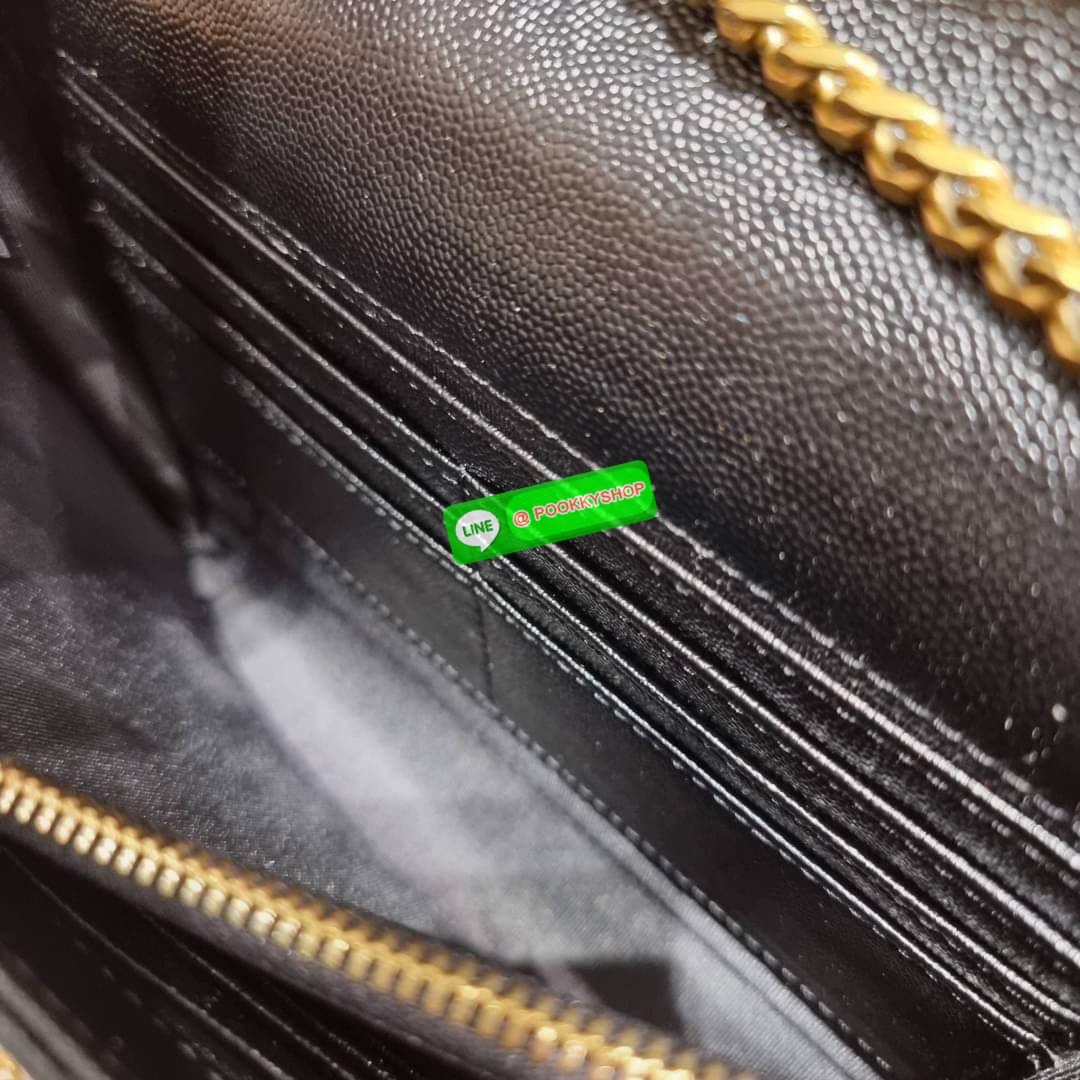 New in!! Yves Saint laurent envelope quilted with chain กระเป๋าสะพายพรีเมี่ยมกิ๊ฟ จากเคาน์เตอร์ vip dutyfree ทรง woc สุดฮอต ในดีไซน์ใหม่ ดีเทลเย็บสวยคม โดดเด่นกว่าใครแน่นอน วัสดุหนัง pepble ทนทาน ใช้งานง่ายเพียงแค่เปิด-ปิดด้วยกระดุมแม่เหล็ก ภายในแบ่งสัดส่