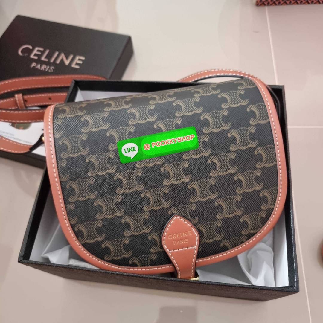 🔆 Model CELINE FOLCO SHOULDER BAG IN TRIOMPHE CANVAS 🔆 Details รุ่นยอดฮิต ขายดีไม่มีตก กับกระเป๋าสะพายข้าง ทรงสวยโดดเด่นเป็นเอกลักษณ์ ดีไซน์โค้งมนสวยงาม เปิด-ปิดกระเป๋าด้วยสายหนัง สายสะพายในตัว ปรับได้ ภายใรเป็นช่องโล่ง แบ่งสัดส่วนไว้อย่าง
