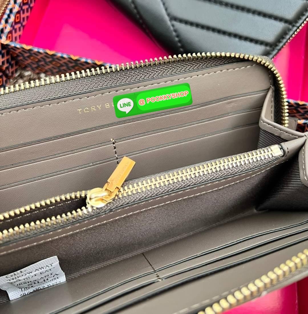TORY BURCH KIRA CHEVRON ZIP CONTINENTAL WALLET 🌟พร้อมส่ง รุ่นที่สาวๆต้องมีติดมือสักใบค่ะ ✔️กระเป๋าสตางค์ใบยาว หนังแกะนิ่มมือ ยืดหยุ่นดีมากๆค่ะ ✔️อะไหล่ทองสีสวยมากๆ ภายในมีช่องใส่ธนบัตร2ช่องกว้าง มีช่องเสียบบัตรได้ถึง8ช่อง พร้อมช่องซิ