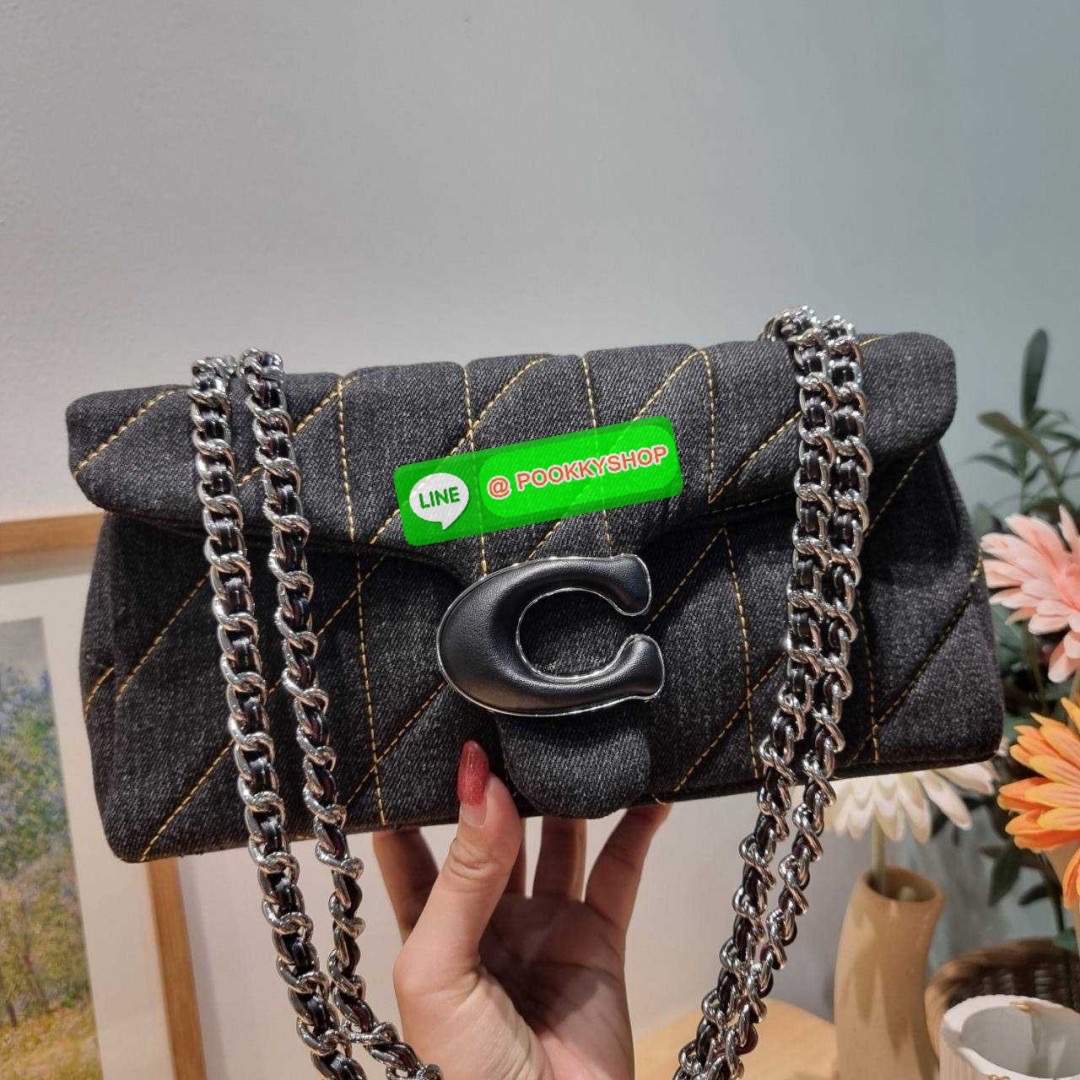 COACH CR704 TABBY SHOULDER BAG 26 WITH QUILTING 🔆 Details ไอเท็มใหม่ ตัวแม่แบบฉ่ำ สวยทำถึง! ต้อนรับซัมเมอร์ให้โดดเด่นกว่าใคร กับกระเป๋าสะพายไหล่ดีไซน์หรูหรา มีดีเทลสวยงามด้วยการเดินด้ายลวดลายตัดกับกระเป๋า เปิด-ปิดด้วยอะไหล่แบบกระดุม ภายในมีช่องเยอ