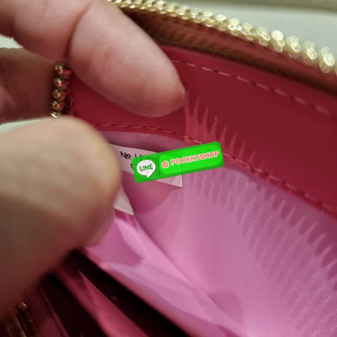 COACH C8313 LONG ZIP AROUND WALLET WITH SIGNATURE JACQUARD WITH STRIPES พร้อมเสิร์ฟความเลิศหรู ใหม่ล่าสุด กระเป๋าสตางค์ใบยาวกึ่งคล้องมือ ดีไซน์ผู้ดี๊ผู้ดี รุ่นขายดี ถือใช้คือขับผิวสุด!! วัสดุผ้า jacquard ลวดลายดูแพง มาพร้อมสายคล้องมือ ถอดออกได้ ภายในใส่บั