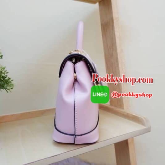 Lyn กระเป๋าหิ้วมาพร้อมสายสะพาย ขนาดกลางๆไม่เล็กไม่ใหญ่ ดีไซน์สวยน่ารัก ด้านในมีป้ายโลหะปั๊มแบรนด์ ใต้กระเป๋ามีหมุดรองทั้ง 4 มุม รูปทรงสวยเก๋ขนาดนี้ ไม่มีไม่ได้นะคะ