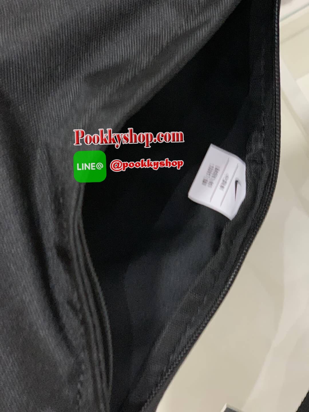 NIKE HERITAGE WAIST BAG (BA5750-010) กระเป๋าทรงคาดเอวและคาดหน้าอกสไตล์สปอร์ต เปิดปิดด้วยซิปคู่ ภายในใส่กระเป๋าสตางค์ยาวได้ ด้านหน้าสกรีนโลโก้แบรนด์ สายคาดปรับความยาวได้ฟรีไซส์ น้ำหนักเบา จะสะพายคาดอกช้อปปิ้งหรือจะวิ่งออกกำลังกายก็ได้คร้า!!