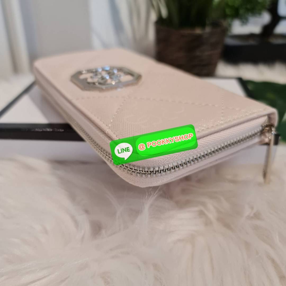 guess wallet สวยๆ จ้า รุ่นนี้มีสายคล้องมือมาด้วยนะจ้ะ เริศสุด👍 ด้านในมีช่องใส่การ์ดเยอะมากค่า และยังมีช่องใส่เหรียญอีกด้วยน๊า เลิฟสุดๆ♥️