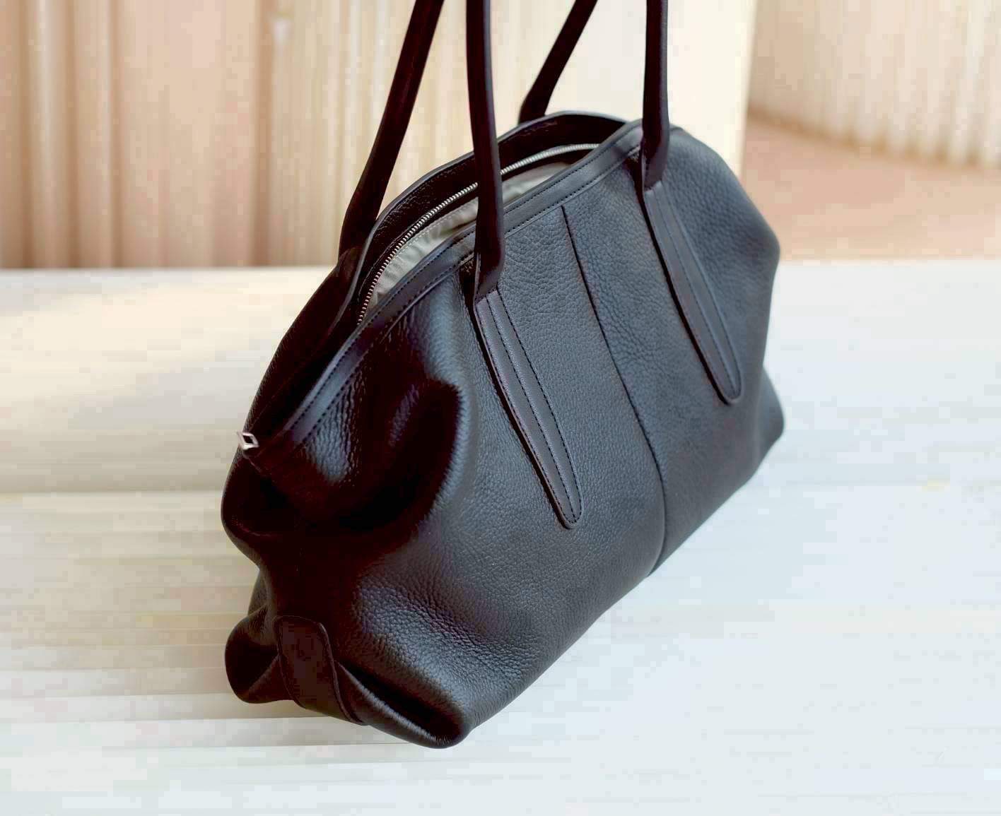 กระเป๋าหนังแท้ 💯 Genuine leather ทรง Hobo ถือเป็นทรงที่เอนกประสงค์และยอดนิยมค่ะยิ่งเป็นหนังแท้ก็จะมีความคงทนคุ้มค่า ใช้งานได้ยาวดูแลง่ายทำความสะอาดง่าย หนังนุ่มและยืดหยุ่น แข็งแรง ผิวสัมพัสหนังแท้จะสวยงามและเป็นเอกลักษณ์ดูแพงดูพรีเมี่ยมกว่าหนังผสม