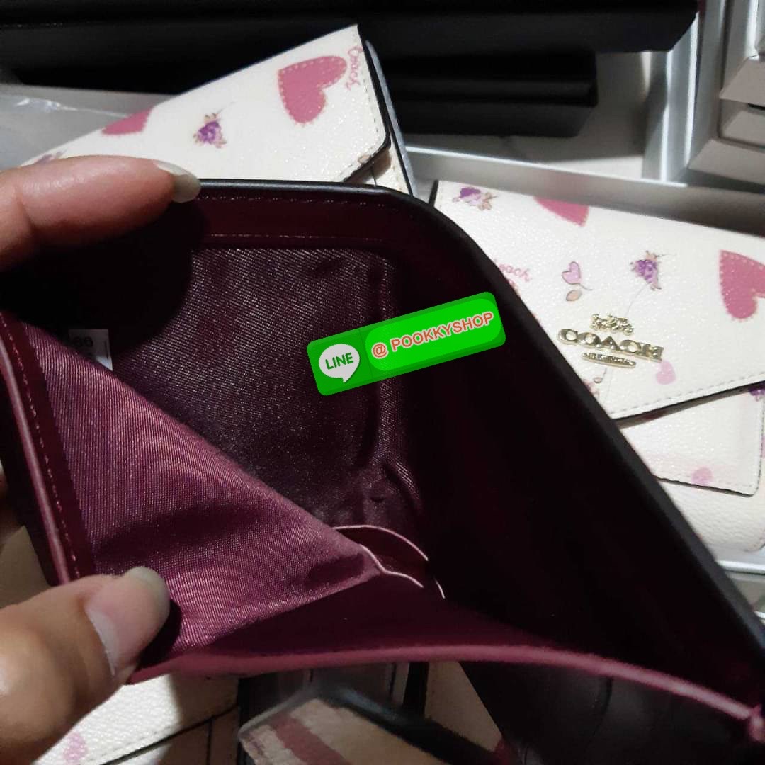 COACH 69683 SMALL WALLET WITH HEART FLOWER กระเป๋าสตางค์ใบสั้น พับสองตอน โทนสีละมุน แต่งเติมสีสันด้วยหัวใจและดอกไม้รอบใบ ดูสวยหรูอย่างลงตัว (รัก)(รัก)(ดอกไม้)(ดอกไม้) เปิด-ปิดด้วยกระดุม ภายในมีช่องใส่บัตร ใส่ธนบัตรได้ทุกขนาด ด้านหลังมีช่องซิปเล็กให้อีก รา